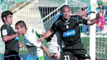<b>DEFENSA. </b>Aythami y Crespí intentar ayudar a Chema a alejar el peligro de la portería del Xerez.