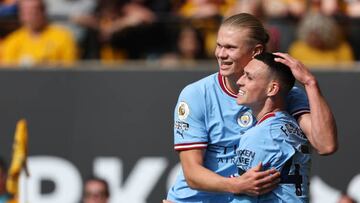 WOLVERHAMPTON, ENGLAND - SEPTEMBER 17: Erling Haaland congratulates Phil Foden of Manchester City after scoring a goal to make it 0-3 during the Premier League match between Wolverhampton Wanderers and Manchester City at Molineux on September 17, 2022 in Wolverhampton, United Kingdom. (Photo by Matthew Ashton - AMA/Getty Images)