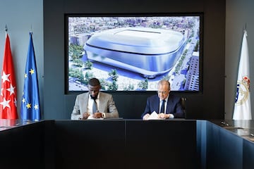 El defensa alemán ha sido presentado como nuevo jugador del Real Madrid de la mano del presidente Florentino Pérez. En la foto, la firma del contrato. 
