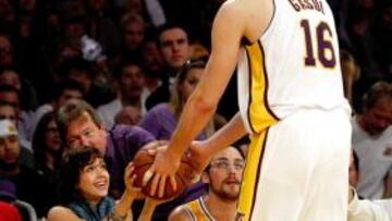 <b>ESTRELLAS. </b>La estrella Jessica Alba da el balón a la estrella Pau.