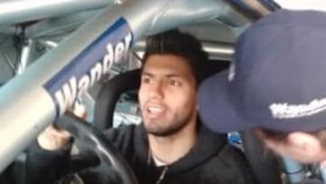 <b>PADRINO. </b>Kun reconociendo uno de los coches de la escudería.