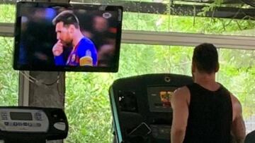 El delantero del Barcelona, Leo Messi, ejercitándose en el gimnasio.