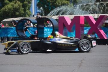 Esteban Gutiérrez 'quemó llanta' de su Fórmula E en Paseo de la Reforma.