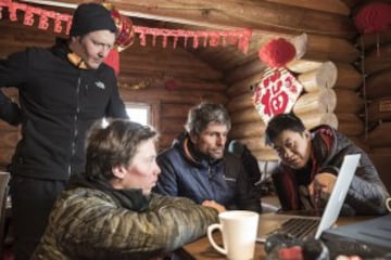 Antes de salir, Xavier y Sam junto a uno de los responsables del FWT escuchan al guía local que les presta indicaciones de posibles localizaciones potenciales donde disfrutar del freeride.