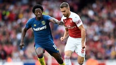 Carlos S&aacute;nchez marcando a Aaron Ramsey en el partido entre West Ham y Arsenal por Premier League