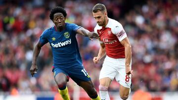 Carlos Sánchez marcando a Aaron Ramsey en el partido entre West Ham y Arsenal por Premier League