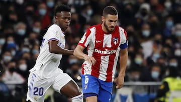 Koke controla el bal&oacute;n durante el derbi contra el Real Madrid. 