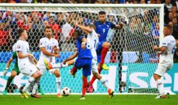 3-0. Dimitri Payet anota el tercer gol de Francia.