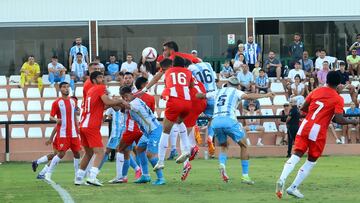 Varios jugadores en busca e un balón dividido.