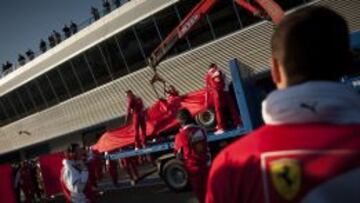 EN GRUA. El Ferrari tuvo que ser remolcado hasta los boxes.