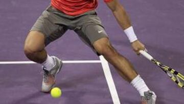 <b>RODILLO. </b>Rafa Nadal corre a por una dejada en el partido que ganó ayer a Beck en dos sets.