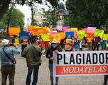Artesanas y artesanos de Oaxaca se manifiestan contra Modatelas por supuesto plagio