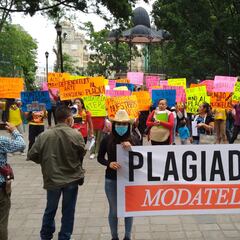 Artesanas y artesanos de Oaxaca se manifiestan contra Modatelas por supuesto plagio