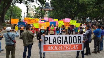 Artesanas y artesanos de Oaxaca se manifiestan contra Modatelas por supuesto plagio