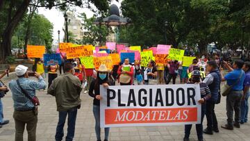 Artesanas y artesanos de Oaxaca se manifiestan contra Modatelas por supuesto plagio