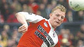 Kuijt es un delantero centro potente, gran cabeceador y definidor.