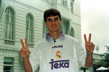 Este brasileño llegó al Real Madrid en 1997 procedente del Flamengo. Los blancos pagaron por él una cifra cercana a los tres millones de euros y su grandísima calidad le hicieron ser un jugador importantísimo en el Bernabéu. Jugó 160 partidos, entre ellos la final de la Champions del año 2000 ante el Valencia.