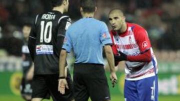 Aranda e Iborra, junto al colegiado Gil Manzano, durante el partido entre Granada y Levante.