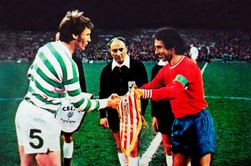 Algunas leyendas del Celtic aún recuerdan la semifinal de la Copa de Europa del 74 contra el Atlético. Y es que el hecho de que el equipo colchonero haya decidido homenajear a los jugadores que lograron el pase a la final del 74 no ha sentado nada bien en Escocia. De hecho, lo perciben como una provocación. 