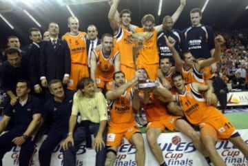 El equipo valenciano ganó su primer título europeo en 2003, fue la Copa ULEB o Eurocup (en la foto). En su haber tiene tres Eurocup. 