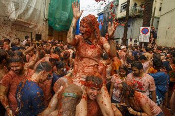 BUNOL, SPAIN - AUGUST 30: Revellers enjoy the atmosphere in tomato pulp while participating the annual Tomatina festival on August 30, 2017 in Bunol, Spain. An estimated 22,000 people threw 150 tons of ripe tomatoes in the world's biggest tomato fight held annually in this Spanish Mediterranean town. (Photo by Pablo Blazquez Dominguez/Getty Images)