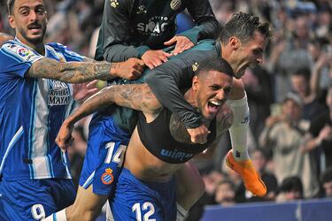 3-3. Vinicius de Souza celebra el tercer tanto que marca en el minuto 78 con sus compañeros.