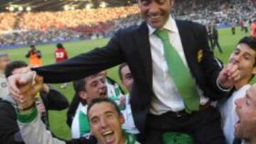 Marcelino celebra la clasificación del Racing para la copa de la UEFA