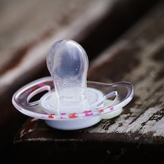 Olvida el chupete de su hijo en casa y acude de urgencia a la farmacia y solo quedan de color rosa: piden carnet para ser madres por su reacción