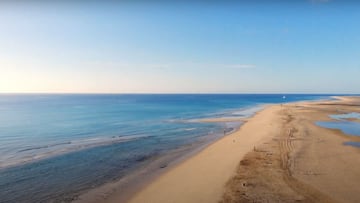 La uni&oacute;n entre el mar y la arena en la playa de La Barca, tambi&eacute;n conocida como Playa de Sotavento, en Fuerteventura. 