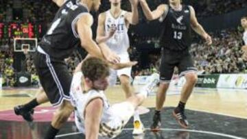 <b>DERRIBADO. </b>Rudy Fernández cae al suelo ante Josh Fisher. Fue una imagen habitual ayer, ya que el alero, clave en el amago de remontada blanca, se dolió de varios golpes.