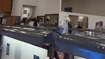 Se va a la biblioteca a estudiar y lo que pasa es lo último que se esperaría ver allí