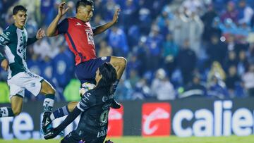Angel Sepulveda (L) of Cruz Azul fights for the ball with Carlos Acevedo (R) of Santos during the 15th round match between Cruz Azul and Santos as part of the Liga BBVA MX, Torneo Apertura 2024 at Ciudad de los Deportes Stadium on November 02, 2024 in Mexico City, Mexico.