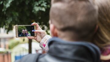 Pareja haciéndose un selfie