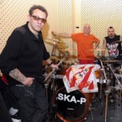 Ska-P le canta al Rayo