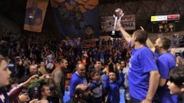 CAMPEONES. Los jugadores del Tizona Burgos celebraron con sus aficionados un ascenso a la ACB que no se ha hecho efectivo.