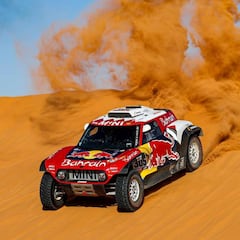 Sainz se desquita, Alonso vuelca y la etapa se queda a la mitad