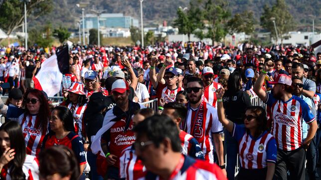 Chivas recibe serenata en California, antes de Leagues Cup