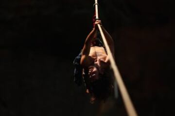 El slackline es un deporte extremo de equilibrio en el que se usa una cinta (normalmente elástica) que se engancha entre dos puntos fijos y se tensa. No se usa ninguna herramienta para ayudar a mantener el equilibrio. Se pueden realizar saltos, movimientos dinámicos, posturas de yoga incluso acrobacias. 