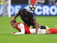Soccer Football - UEFA Champions League - Round 16 - First Leg - Bayer Leverkusen v Arsenal - BayArena, Leverkusen, Germany - March 11, 2026 Bayer Leverkusen's Christian Kofane in action with Arsenal's Gabriel Magalhaes REUTERS/Wolfgang Rattay
