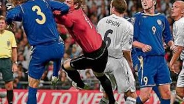 <b>EL PRIMERO. </b>Ferdinand cabeceó a gol un córner de Gerrard.