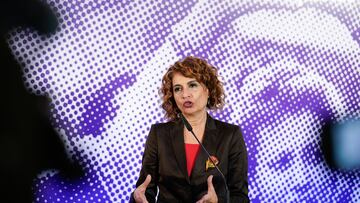 La vicepresidenta primera del Gobierno y ministra de Hacienda, María Jesús Montero, atiende a los medios antes de presidir el acto de homenaje a las conquistas de igualdad de los 50 años de España en libertad, a 28 de marzo de 2025 en Granada (Andalucía, España).
La vicepresidenta primera del Gobierno y ministra de Hacienda, María Jesús Montero, preside en Granada un acto en el marco de los 50 años de 'España en Libertad', acompañada de la ministra de Igualdad, Ana Redondo. El acto se ha titulado 'Porque fuisteis, somos; porque somos, serán. Homenaje a los movimientos de mujeres y celebración de las conquistas de igualdad' y se ha celebrado en la antigua sede de la Facultad de Medicina de Granada. Los objetivos del acto han sido visibilizar las conquistas en igualdad, celebrar los derechos de la mujer y concienciar sobre las aportaciones de muejres a la sociedad y feminismo.
28 MARZO 2025
Álex Zea / Europa Press
28/03/2025