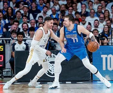 Luka Doncic sonr¨ªe defendido por su excompa?ero Rudy Fern¨¢ndez.