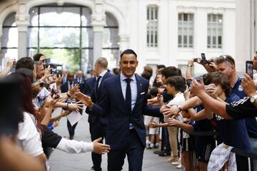 Los jugadores del Real Madrid en el ayuntamiento de Madrid con el trofeo de la Champions League la decimotercera para el club blanco 