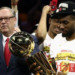 Kahwi Leonard, el rey silencioso, honra a su padre con baloncesto