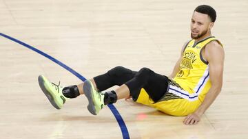 JGM11. OAKLAND (ESTADOS UNIDOS), 16/04/2019.- El base de los Warriors Stephen Curry reacciona durante el partido de playoffs de la Conferencia Oeste de la NBA que enfrentó, este lunes 15, a los Clippers de Los Angeles y a los Warriors de Golden State en el Oracle Arena en Oakland (Estados Unidos). EFE/ Monica M. Davey PROHIBIDO SU USO A SHUTTERSTOCK