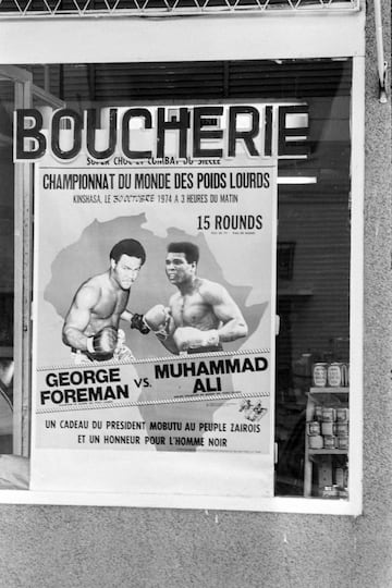 Un cartel en la fachada de una carnicera en Kinshasa, el 30 de octubre de 1974, anunciando la pelea entre los campeones de peso pesado de boxeo de Estados Unidos, Muhammad Ali (nacido Cassius Clay) y George Foreman.