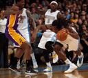 Faried (29) y Gallinari (27) se divierten ante los Lakers