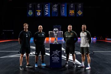 Carlos Barr¨®n, Jes¨²s Velasco, Antonio Vadillo y Sergio Lozano posan con el trofeo.