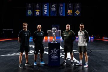 Carlos Barrón, Jesús Velasco, Antonio Vadillo y Sergio Lozano posan con el trofeo. 