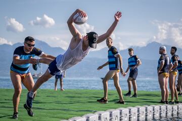 Curiosas fotografías tomadas desde el aire en la que se observa a un grupo de jugadores luchando por el balón en un campo de rugby flotante en el lago Lemán durante el Water Rugby Lausanne, un insólito torneo de tres días organizado por LUC Rugby que reunió a más de 240 jugadores en Lausana, en el oeste de Suiza.